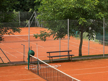 Construction d'un court de tennis en béton poreux à Cannes