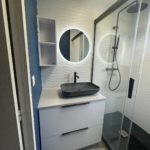 Comment optimiser une petite pièce grâce à une rénovation salle de bain à Montluel sur mesure ?