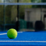 Quelles adaptations prévoir pour installer un terrain de padel dans une zone très chaude ?